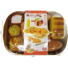 Spielzeugbrot auf einem Tablett