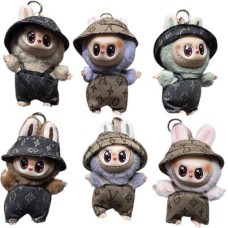 Labubu-Plüschtier mit Latzhose und Mütze